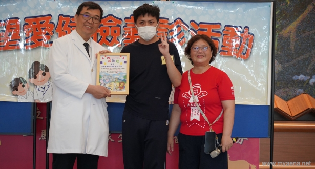 院生（中）將親手繪製的感謝狀致贈台中慈濟醫院，由醫務秘書林英超（左）代表受贈，信望愛智能發展中心副執行長趙淑珍（右）一同見證這份延續廿年的情誼。     圖/慈濟醫院提供